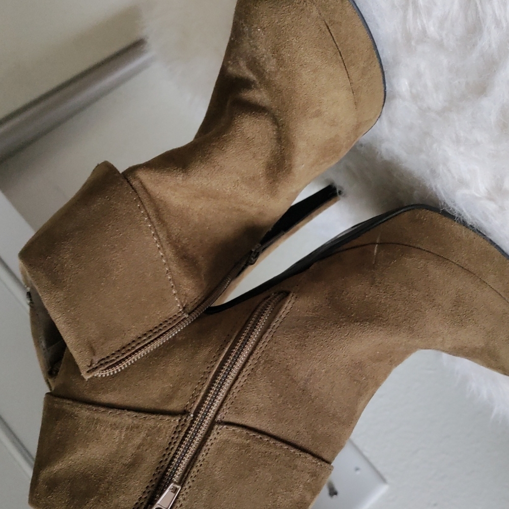 Boots - Picture 3 of 8